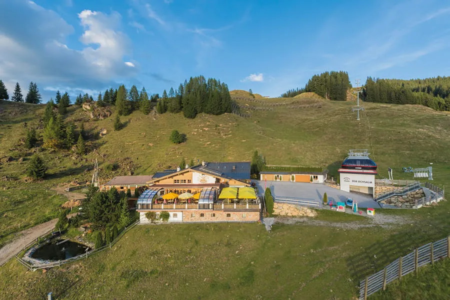Almwiesen und Wanderwege rund um die OchsAlm im Sommer